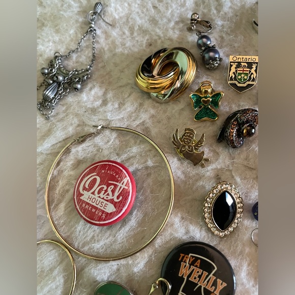60+ Bundle of Pins, Brooches & Single Earrings - Picture 3 of 16